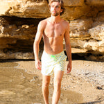 Photo d'un homme à la plage portant le short de maillot de bain Big Jano Brai x Poolday