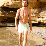 Photo d'un homme à la plage portant le short de maillot de bain Big Jano Brai x Poolday