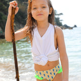 Photo d'une petite fille à la mer portant la culotte de maillot de bain Lolo avec des homards bleus et des froufrous verts sur les côtés