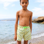 Photo d'un enfant à la plage portant le short de maillot de bain Jano Brai x Poolday