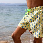 Photo d'un enfant à la plage portant le short de maillot de bain Jano Brai x Poolday