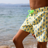 Photo d'un enfant à la plage portant le short de maillot de bain Jano Brai x Poolday