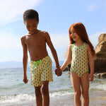 Photo de deux enfants à la plage portant le maillot de bain une pièce Albanita
