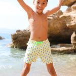 Photo d'un enfant à la plage portant le short de maillot de bain Jano Brai x Poolday
