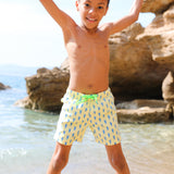 Photo d'un enfant à la plage portant le short de maillot de bain Jano Brai x Poolday