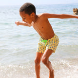 Photo d'un enfant à la plage portant le short de maillot de bain Jano Brai x Poolday