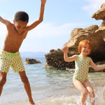 Photo de deux enfants à la plage portant le maillot de bain une pièce Albanita