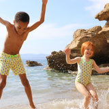 Photo de deux enfants à la plage portant le maillot de bain une pièce Albanita