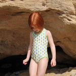 Photo d'une enfant à la plage portant le maillot de bain une pièce Albanita