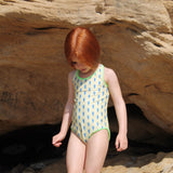 Photo d'une enfant à la plage portant le maillot de bain une pièce Albanita