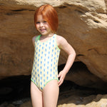 Photo d'une enfant à la plage portant le maillot de bain une pièce Albanita