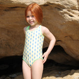 Photo d'une enfant à la plage portant le maillot de bain une pièce Albanita