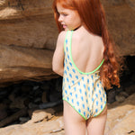 Photo de dos d'une enfant à la plage portant le maillot de bain une pièce Albanita