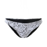 Photo détourée sur fond blanc du bas de maillot Andréas à motifs végétaux blancs sur fond gris. L'intérieur du bas est noir.