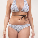 Photo de face d'une femme à forte poitrine portant le haut de maillot de bain Bianca à motifs végétaux et en matière jacquard