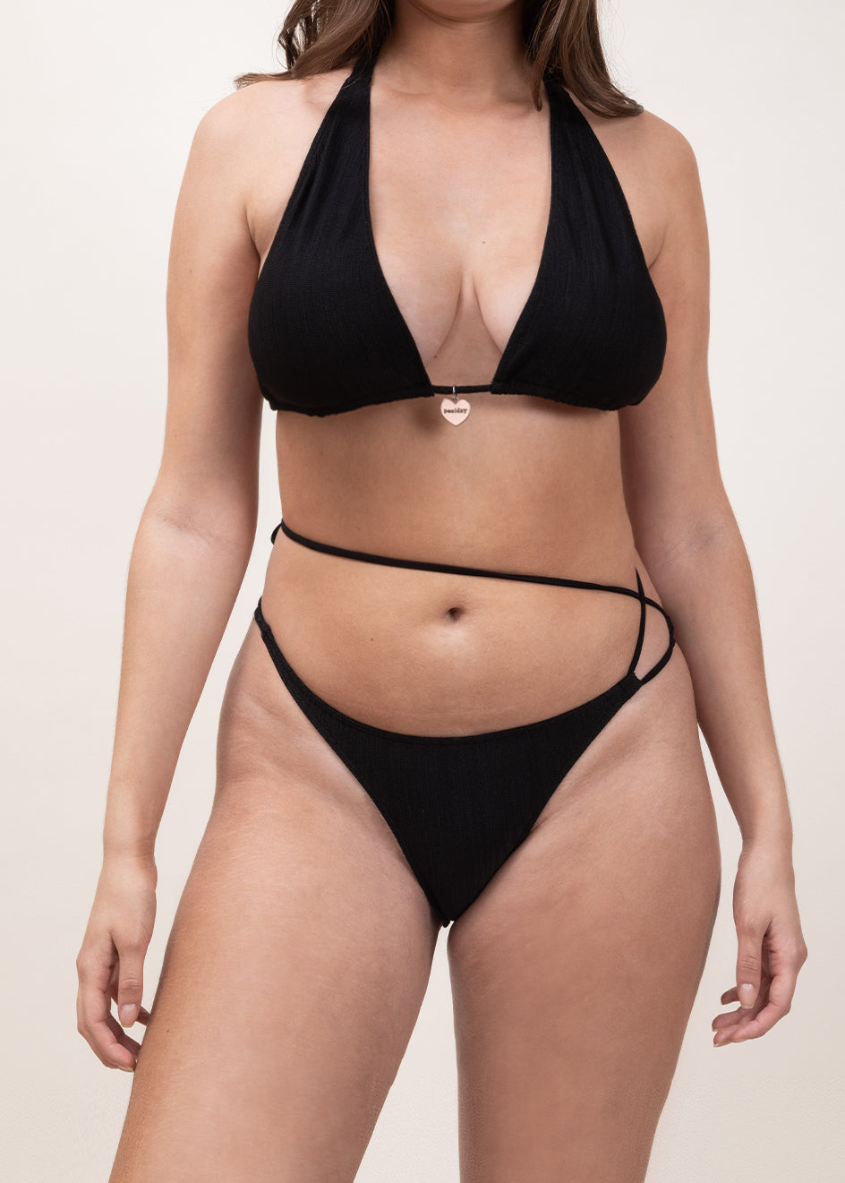 Photo de face d'une femme à forte poitrine portant le haut de maillot de bain Bianca en couleur noir et matière jacquard