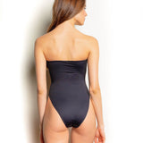 Photo d'une femme de dos sur fond blanc portant le maillot de bain une pièce Cala Rossa noir