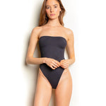 Photo d'une femme de face sur fond blanc portant le maillot de bain une pièce Cala Rossa noir