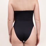 Photo d'une femme de dos sur fond blanc portant le maillot de bain une pièce Cala Rossa noir