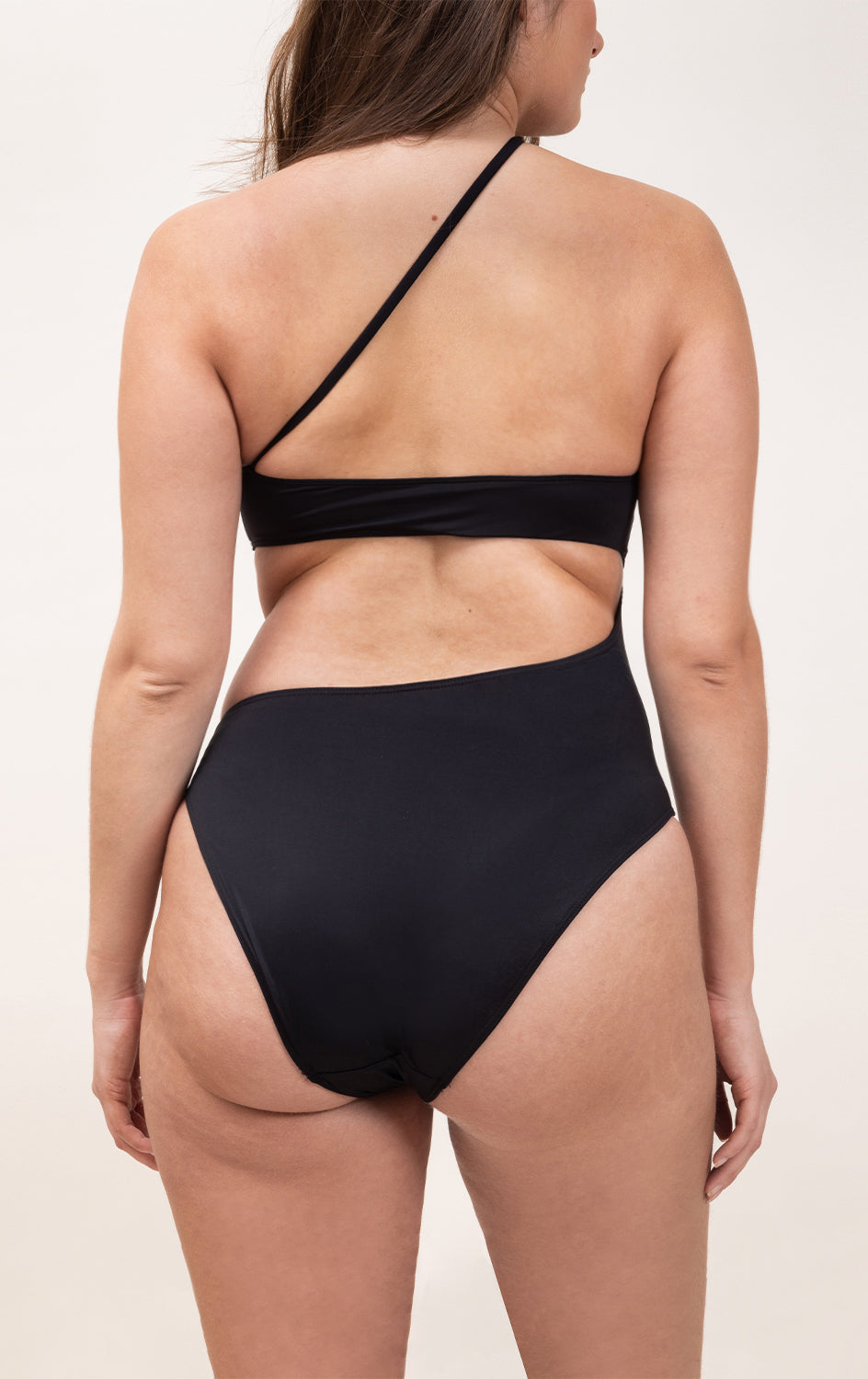 Photo d'une femme de dos portant le maillot de bain une pièce Capri noir