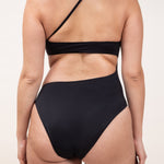 Photo d'une femme de dos portant le maillot de bain une pièce Capri noir