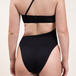 Photo d'une femme de dos portant le maillot de bain une pièce Capri noir