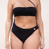 Photo d'une femme de face à forte poitrine portant le maillot de bain une pièce Capri noir