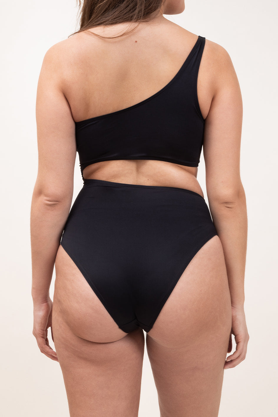 Photo de dos d'une femme portant le maillot de bain une pièce Cefalù noir