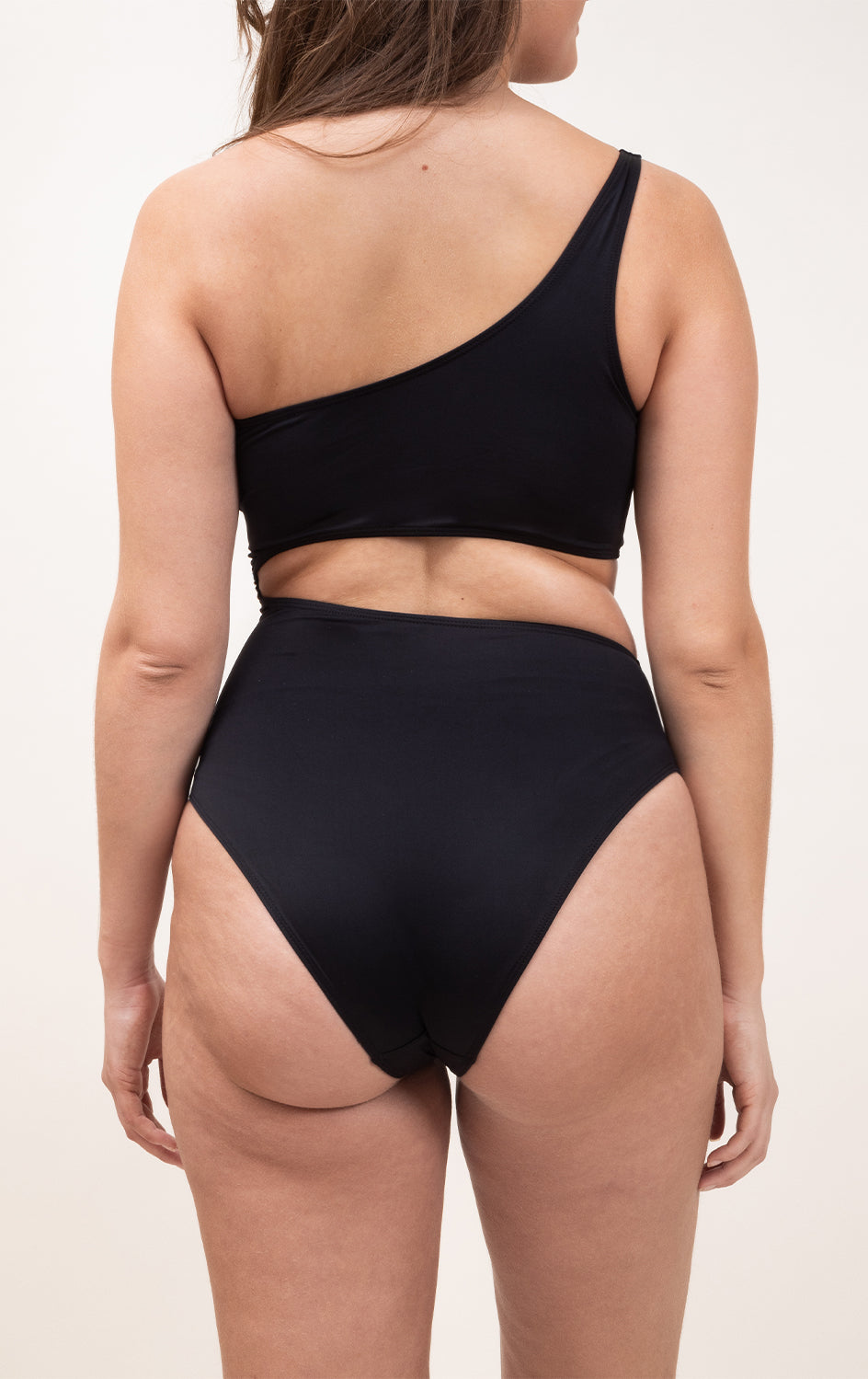 Photo de dos d'une femme portant le maillot de bain une pièce Cefalù noir