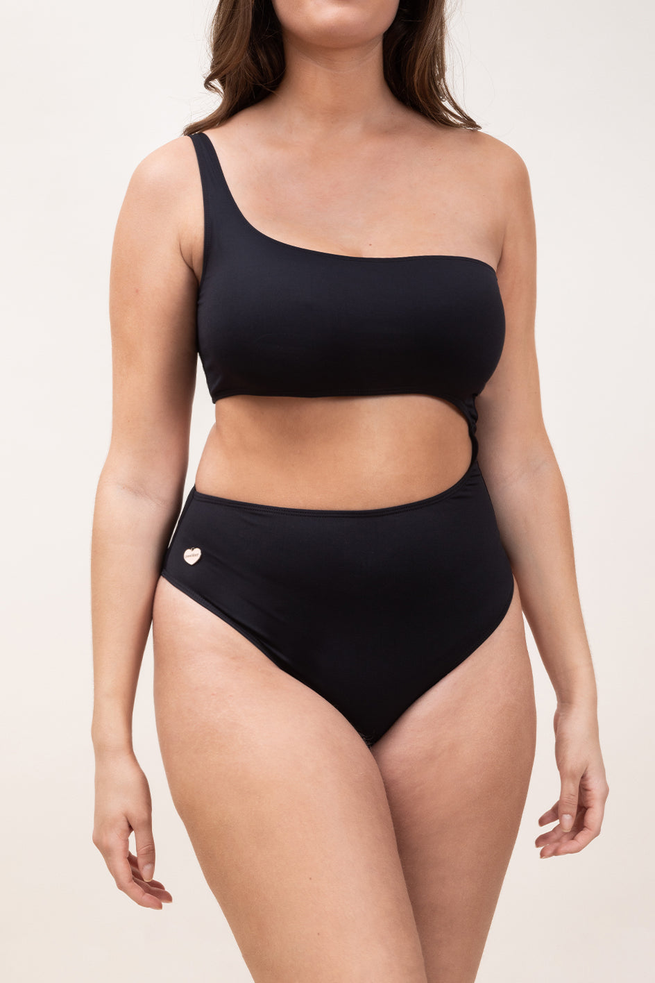 Photo de face d'une femme portant le maillot de bain une pièce Cefalù noir