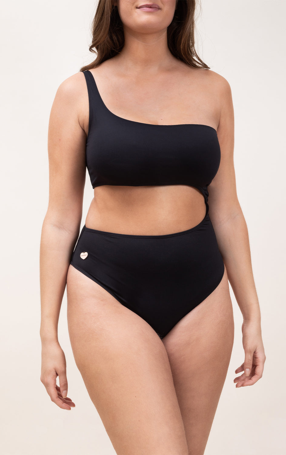 Photo de face d'une femme portant le maillot de bain une pièce Cefalù noir