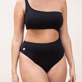 Photo de face d'une femme portant le maillot de bain une pièce Cefalù noir