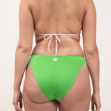 Photo de dos d'une femme portant le maillot de bain une pièce Donatella en couleur rose blush et vert matcha