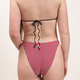 Photo de dos d'une femme portant le maillot de bain une pièce Donatella en couleur rouge rayé