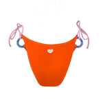 Photo détourée sur fond blanc du bas de maillot de bain Lido orange tangerine et blush, avec des anneaux bleus sur les côtés, de dos