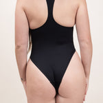 Photo de face d'une femme portant le maillot de bain une pièce Marmi noir