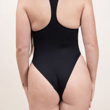 Photo de face d'une femme portant le maillot de bain une pièce Marmi noir