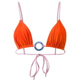 Photo détourée sur fond blanc du haut de maillot de bain Olbia orange à bretelles rose et avec un anneau bleu au centre