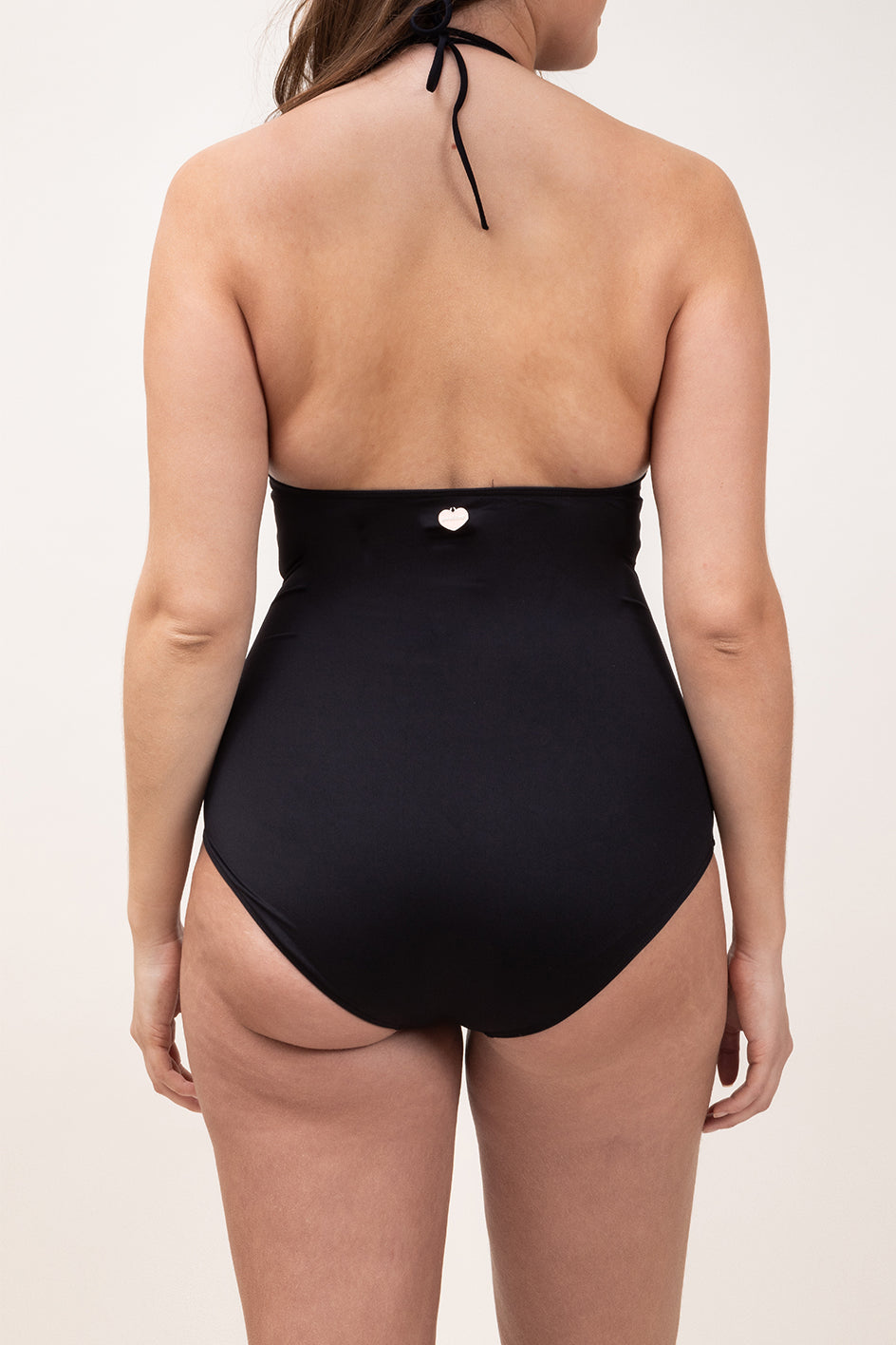 Photo d'une femme de dos portant le maillot de bain une pièce Positano noir