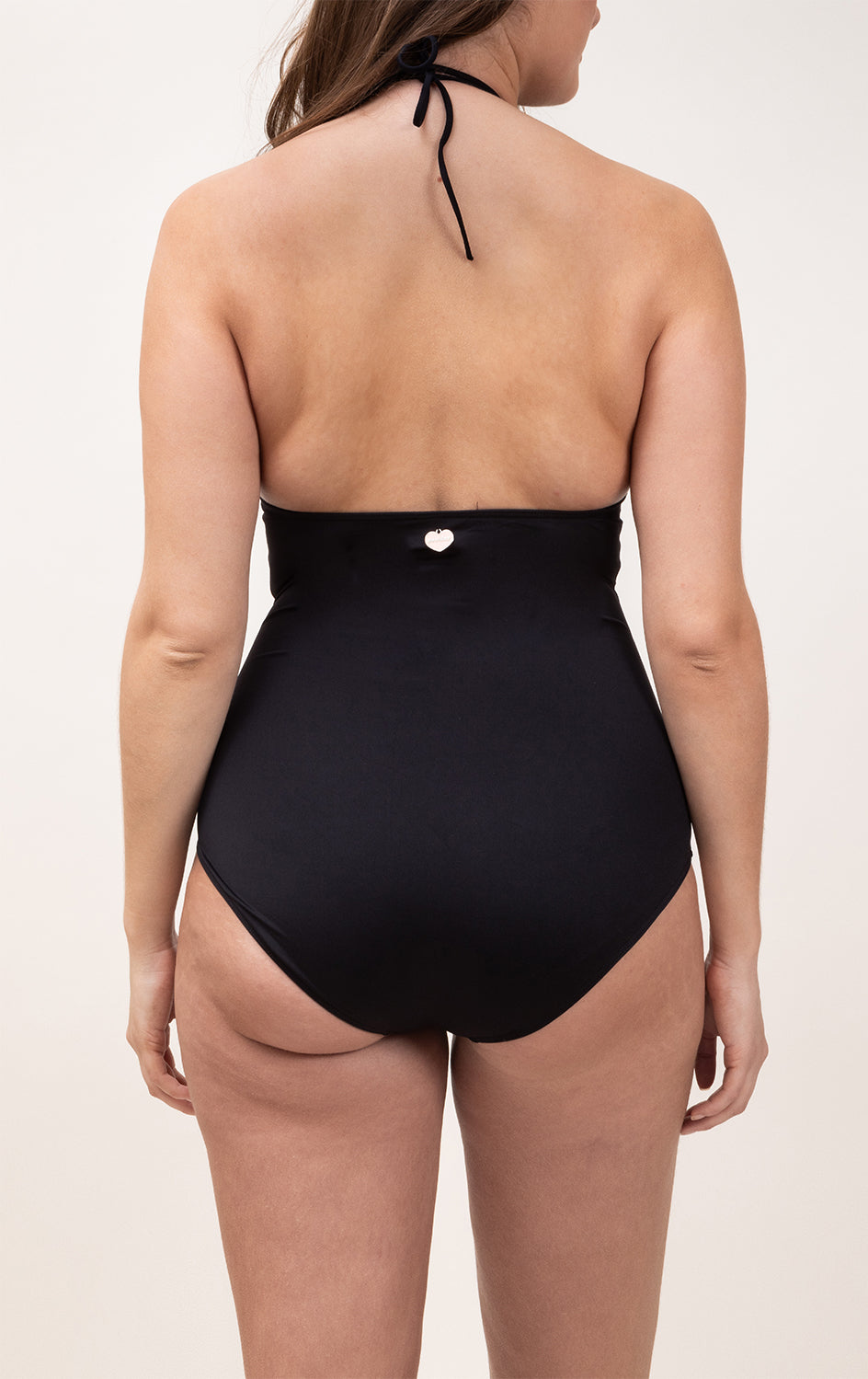 Photo d'une femme de dos portant le maillot de bain une pièce Positano noir