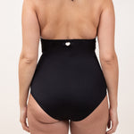 Photo d'une femme de dos portant le maillot de bain une pièce Positano noir