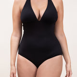 Photo d'une femme de face portant le maillot de bain une pièce Positano noir