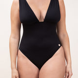 Photo de face d'une femme portant le maillot de bain une pièce Saltwhitstle noir