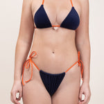 Photo de face d'une femme portant le haut de maillot de bain Talita en tangerine et matière éponge