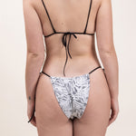 Photo de dos d'une femme portant le haut de maillot de bain Talita en palm jacquard