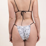 Photo de dos d'une femme portant le haut de maillot de bain Talita en palm jacquard