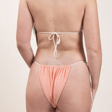 Photo de dos d'une femme portant le maillot de bain 2 pièces Alaior beige en matière éponge