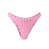 Photo détourée sur fond blanc du bas de maillot de bain Tanga en vichy rose.