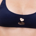 Photo rapprochée sur le haut de maillot de bain Lucia bleu marine et rose blush