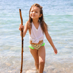 Photo d'une petite fille à la mer portant la culotte de maillot de bain Lolo avec des homards bleus et des froufrous verts sur les côtés